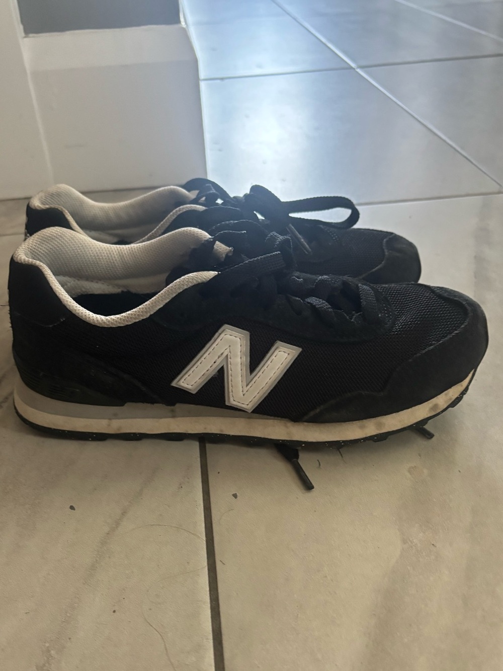 New Balance Womena Black and White Lace-Up Sneakers